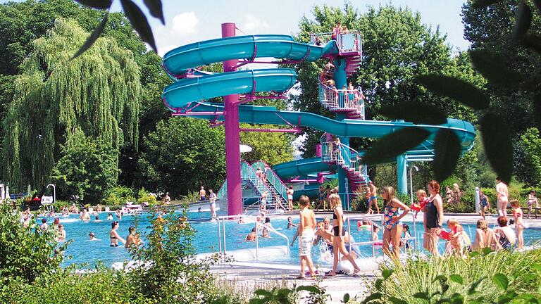 Das Freibad in Lohr öffnet später und heizt weniger heuer - eine Reaktion auf die Situation in der Ukraine. (Archivbild)