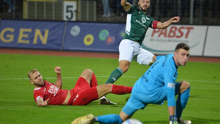 Die Szene, die frühzeitig die Weichen zu Gunsten des FC 05 Schweinfurt hätte stellen können: Adam Jabiri (Mitte) ist vor den Münchnern Michael Zant und Torwart Johann Hipper am Ball – zielt aber haarscharf daneben.