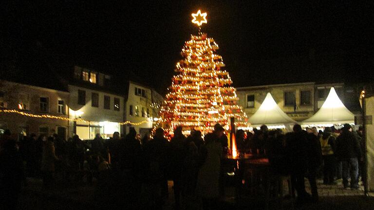 Einen illuminierten Christbaum aus Holzstangen erbaut sowie die beleuchteten Pagodenzelte sind die Markenzeichen der Lebenshilfe-Werkstatt. - Einen illuminierten Christbaum aus Holzstangen erbaut sowie die beleuchteten Pagodenzelte sind die Markenzeichen der Lebenshilfe-Werkstatt. Einen illuminierten Christbaum aus Holzstangen erbaut sowie die beleuchteten Pagodenzelte sind die Markenzeichen der Lebenshilfe-Werkstatt. - Einen illuminierten Christbaum aus Holzstangen erbaut sowie die beleuchteten Pagodenzelte sind die Markenzeichen der Lebenshilfe-Werkstatt.