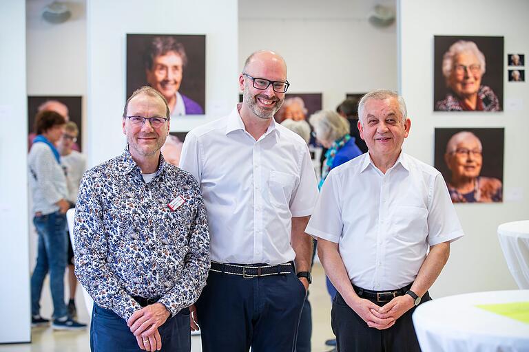 Der Wohnstift-Seelsorger, Pastoralreferent Stephan Tengler (von links), Fotograf Jochen Fehlbaum und Pfarrer Stefan Mai als Initiator sind für die Ausstellung 'Das Leuchten des Alters' verantwortlich. Der Wohnstift-Seelsorger, Pastoralreferent Stephan Tengler (von links), Fotograf Jochen Fehlbaum und Pfarrer Stefan Mai als Initiator sind für die Ausstellung 'Das Leuchten des Alters' verantwortlich.