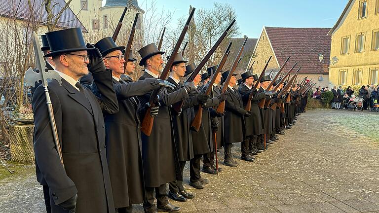 Die Gewehre, die die Männer der Bürgerwehr tragen, sind aus Holz. Nur die Führungsdienstgrade, wie Zugführer Heinrich Bausewein (vorne links) tragen täuschend echt aussehende Anscheinswaffen. Die Gewehre, die die Männer der Bürgerwehr tragen, sind aus Holz. Nur die Führungsdienstgrade, wie Zugführer Heinrich Bausewein (vorne links) tragen täuschend echt aussehende Anscheinswaffen.