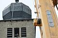 Moderne Technik erleichtert den Austausch der Joche: mit einem Autokran werden die Teile vom Kirchturm gehievt.