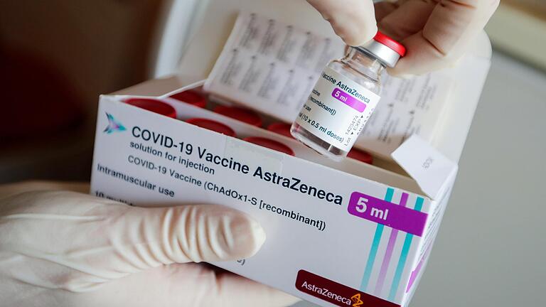 Der Corona-Impfstoff des Herstellers Astrazeneca wird in Deutschland nun auch für Menschen ab 65 Jahren empfohlen. Die Ständige Impfkommission (Stiko) teilte am Donnerstag in Berlin vorab mit, die Impfung mit dem Mittel 'für alle Altersgruppen, entsprechend der Zulassung zu empfehlen'. Der Corona-Impfstoff des Herstellers Astrazeneca wird in Deutschland nun auch für Menschen ab 65 Jahren empfohlen. Die Ständige Impfkommission (Stiko) teilte am Donnerstag in Berlin vorab mit, die Impfung mit dem Mittel 'für alle Altersgruppen, entsprechend der Zulassung zu empfehlen'.