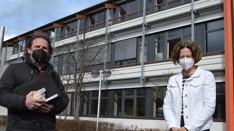 Teilsanierung der Staatlichen Berufsschule Bad Kissingen: Derzeit laufen die Maßnahmen für den dritten Bauabschnitt. Architekt Peter Seufert und Schulleiterin Karin Maywald trafen sich, um den Baufortschritt zu begutachten.       -  Teilsanierung der Staatlichen Berufsschule Bad Kissingen: Derzeit laufen die Maßnahmen für den dritten Bauabschnitt. Architekt Peter Seufert und Schulleiterin Karin Maywald trafen sich, um den Baufortschritt zu begutachten.