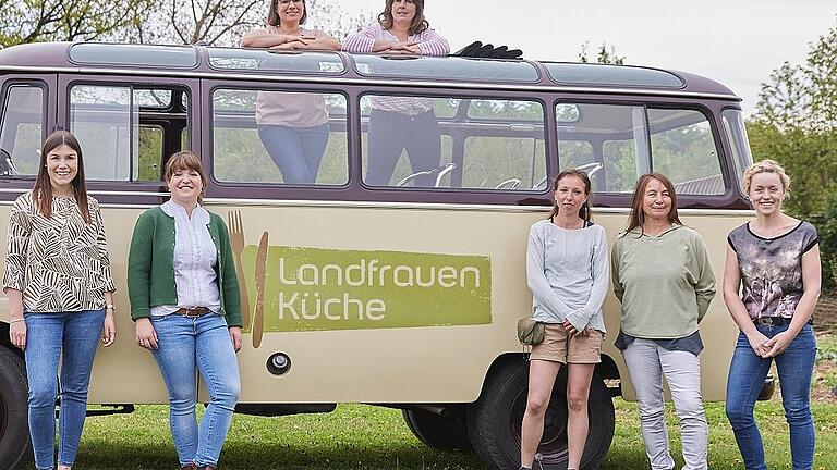Titel: Landfrauenk?che 2021
Untertitel: Gruppenfoto - Im Bus auf Tour: Caro Meyer (links) und ihre sechs Kochkolleginnen. Titel: Landfrauenk?che 2021
Untertitel: Gruppenfoto - Im Bus auf Tour: Caro Meyer (links) und ihre sechs Kochkolleginnen.