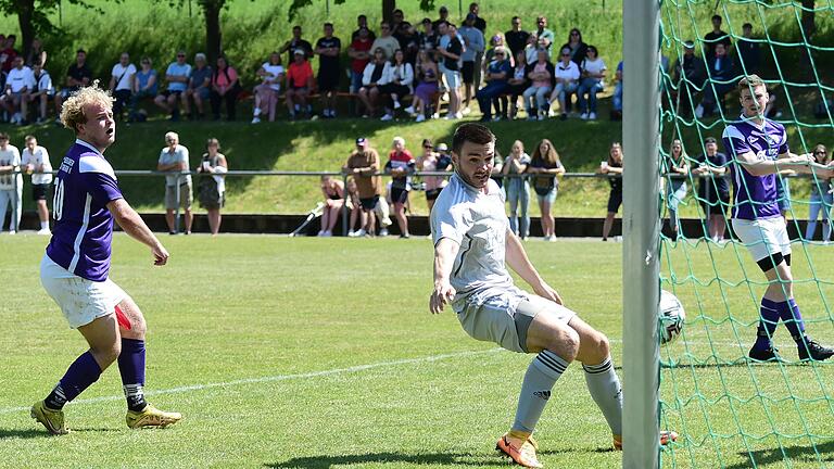 Hier passiert's: Tobias Breunig trifft zum 1:0 für den FC Ober-/Mittelstreu und später noch einmal zum 3:1-Endstand gegen die SG Niederlauer I/Strahlungen II. Ein Sieg, durch den der FC Ober-/Mittelstreu nach sieben Jahren wieder in die Kreisklasse zurückkehrt. Die SG Niederlauer indes bleibt in der A-Klasse. Hier passiert's: Tobias Breunig trifft zum 1:0 für den FC Ober-/Mittelstreu und später noch einmal zum 3:1-Endstand gegen die SG Niederlauer I/Strahlungen II. Ein Sieg, durch den der FC Ober-/Mittelstreu nach sieben Jahren wieder in die Kreisklasse zurückkehrt. Die SG Niederlauer indes bleibt in der A-Klasse.