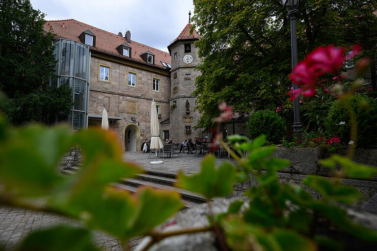 Blick auf den Innenhof von Schloss Schwanberg. Die Schwestern der Communität Casteller Ring betreiben auf dem Schwanberg Tagungs- und Gästehäuser sowie einen Klosterladen und ein Bistro. Blick auf den Innenhof von Schloss Schwanberg. Die Schwestern der Communität Casteller Ring betreiben auf dem Schwanberg Tagungs- und Gästehäuser sowie einen Klosterladen und ein Bistro.