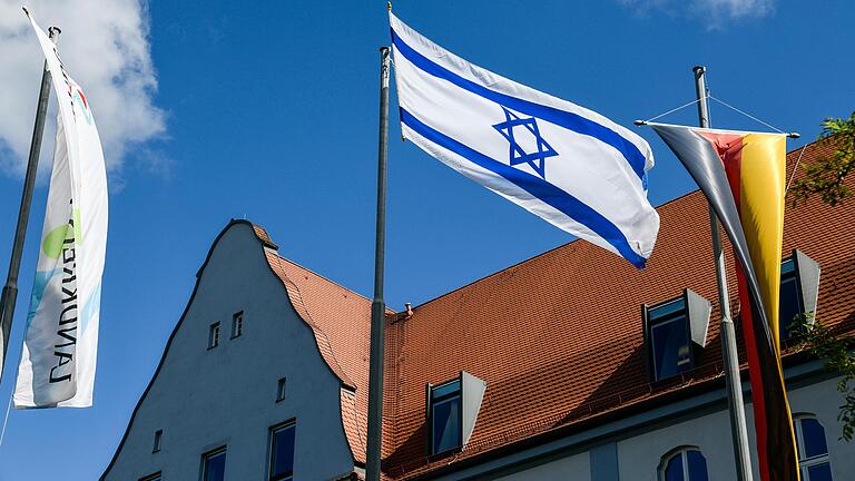 Vor dem Würzburger Landratsamt weht wieder die israelische Flagge. Sie wurde bereits am Mittwoch gehisst, in der Nacht zum Donnerstag aber von Unbekannten zerstört. Vor dem Würzburger Landratsamt weht wieder die israelische Flagge. Sie wurde bereits am Mittwoch gehisst, in der Nacht zum Donnerstag aber von Unbekannten zerstört. 