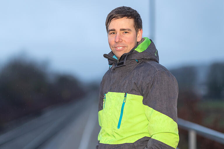 Lukas Then aus Burglauer fährt mit dem Zug zu seinem Arbeitsplatz in Schweinfurt. Die Ticketpreise findet er in Ordnung. Lukas Then aus Burglauer fährt mit dem Zug zu seinem Arbeitsplatz in Schweinfurt. Die Ticketpreise findet er in Ordnung.