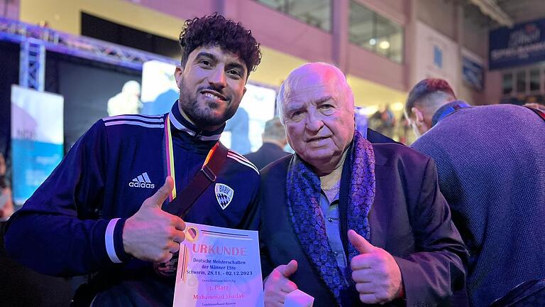 Seine Bronze-Medaille samt Urkunde bekam Mohammad Shadab von Kult-Trainer Ulli Wegner überreicht.       -  Seine Bronze-Medaille samt Urkunde bekam Mohammad Shadab von Kult-Trainer Ulli Wegner überreicht.