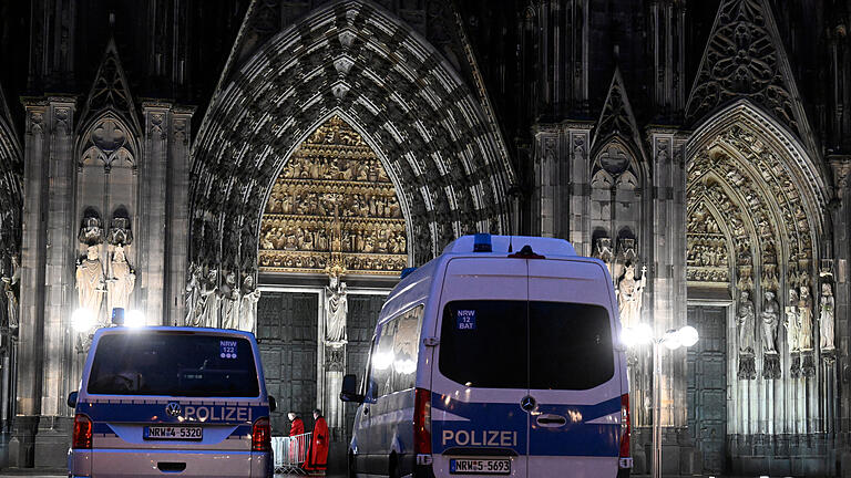 439864264.jpg       -  Polizisten kontrollieren am Eingang des Kölner Doms den Beginn der Frühmesse am Weihnachtstag. Aufgrund von Hinweisen auf einen geplanten islamistischen Anschlag hat die Polizei die Sicherheitsmaßnahmen hochgefahren.