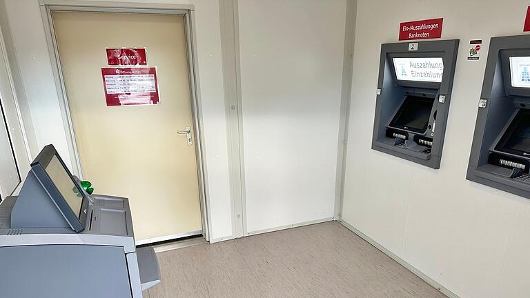 Innerhalb eines Containers steht derzeit in Bad Königshofen ein Geldautomat und ein Kontoauszugdrucker. Innerhalb eines Containers steht derzeit in Bad Königshofen ein Geldautomat und ein Kontoauszugdrucker.