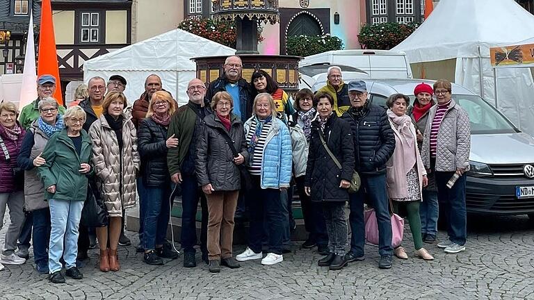 Die Reisegruppe mit der Vorsitzenden des BLLV, Birgit Finzel (vorne, Zweite von links) vor dem Rathaus von Wernigerode.