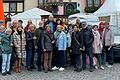 Die Reisegruppe mit der Vorsitzenden des BLLV, Birgit Finzel (vorne, Zweite von links) vor dem Rathaus von Wernigerode.