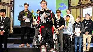 Jugend forscht in Bad Kissingen       -  Vincent Weigel, Gymnasiast aus Aschaffenburg, gewann mit seinem Spiderman-Anzug den ersten Platz in der Kategorie Technik