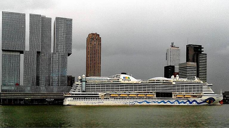 Vor dem Sturm: Die Aida-Prima liegt im Hafen von Rotterdam. Auf der folgenden Etappe nach Hamburg wurde sie von Tief Egon gebeutelt. Vor dem Sturm: Die Aida-Prima liegt im Hafen von Rotterdam. Auf der folgenden Etappe nach Hamburg wurde sie von Tief Egon gebeutelt.