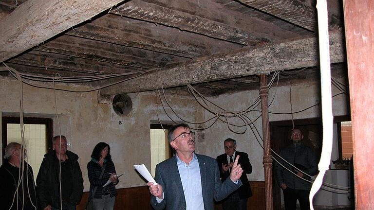 Der Gemeinderat Nüdlingen ließ sich von Bürgermeister Harald HOfmann den Wasserschaden im Museumsgasthaus Stern zeigen. Die Trocknungskosten betragen 20 000 Euro. Die Sanierung ca 60 000 Euro, wie in der anschließenden Sitzung deutlich wurde. Ewald Kiesel       -  Der Gemeinderat Nüdlingen ließ sich von Bürgermeister Harald HOfmann den Wasserschaden im Museumsgasthaus Stern zeigen. Die Trocknungskosten betragen 20 000 Euro. Die Sanierung ca 60 000 Euro, wie in der anschließenden Sitzung deutlich wurde. Ewald Kiesel