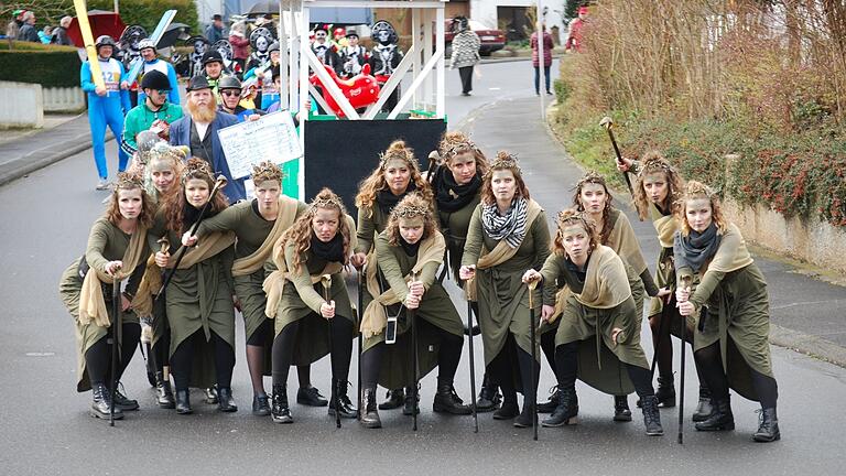 Traditionell treffen sich am Faschingsdienstag die Erlabrunner Narren zu einem Zug durch das Dorf.&nbsp;