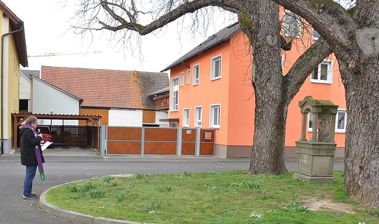 Pfarrer Amrehn beim Gebet des 'Engel des Herrn' (Angelus) vor dem Bildstock auf dem Georg-Gehring-Platz in Oberspiesheim. Da er mit Lautsprecher vorbetet, halten einige Nachbarn in ihren Häusern inne, öffnen die Fenster und beten spontan mit. Pfarrer Amrehn beim Gebet des 'Engel des Herrn' (Angelus) vor dem Bildstock auf dem Georg-Gehring-Platz in Oberspiesheim. Da er mit Lautsprecher vorbetet, halten einige Nachbarn in ihren Häusern inne, öffnen die Fenster und beten spontan mit.