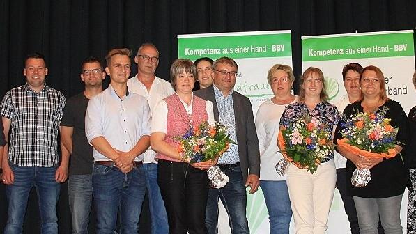 Die Gewählten und die Ehrengäste: BBV-Bezirkspräsident Stefan Köhler, Simon Haag, Thomas Schmitt, Johannes Weigand, Pascal Böhnlein, Klaus Burger, Kreisbäuerin Anette vom Berg-Erbar, Sonja Brügel, stellvertretender Kreisobmann Helmut Schmidt, Andrea Mahr, Margarete Uhlmann, Marion Röschert, stellvertretende Kreisbäuerin Tanja Graber, Jutta Bernard, Bezirksbäuerin Maria Hoßmann, BBV-Direktor Dr. Wilhelm Böhmer und Kreisgeschäftsführer Wilfried Distler. Die Gewählten und die Ehrengäste: BBV-Bezirkspräsident Stefan Köhler, Simon Haag, Thomas Schmitt, Johannes Weigand, Pascal Böhnlein, Klaus Burger, Kreisbäuerin Anette vom Berg-Erbar, Sonja Brügel, stellvertretender Kreisobmann Helmut Schmidt, Andrea Mahr, Margarete Uhlmann, Marion Röschert, stellvertretende Kreisbäuerin Tanja Graber, Jutta Bernard, Bezirksbäuerin Maria Hoßmann, BBV-Direktor Dr. Wilhelm Böhmer und Kreisgeschäftsführer Wilfried Distler.
