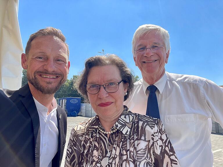 Beim Festakt in Sanktmartin: (von links): Gerolzhofens Bürgermeister Thorsten Wozniak, Konsulin Regina Lechner vom Konsulat in Temeswar und Christian Knauer, der Landesvorsitzende des Bunds der Vertriebenen in Bayern.