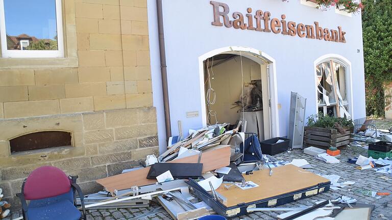 Der Geldautomat in der Filiale der Raiffeisenbank in Abtswind wurde am 4. September gesprengt. Am Morgen lagen die Trümmer vor dem Gebäude.