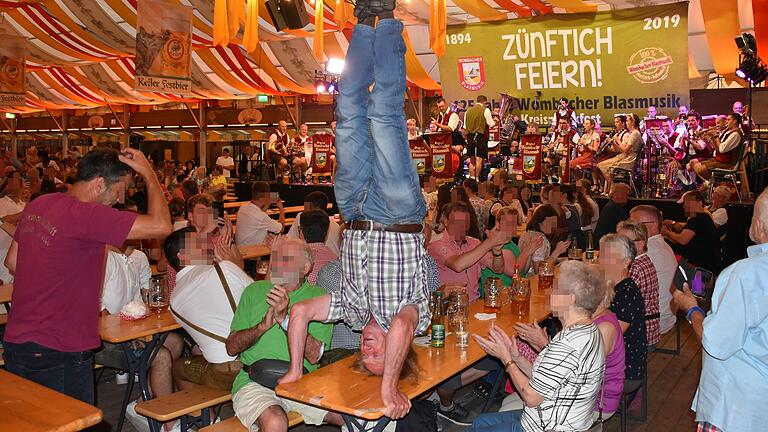 Die Wombacher Blasmusik sorgte am Mittwochabend auf der Lohrer Spessartfestwoche für beste Stimmung. Das verleitete den als 'Quetschemännle' bekannten Hobbymusiker Gerhard Werthmann im Publikum zum Kopfstand.