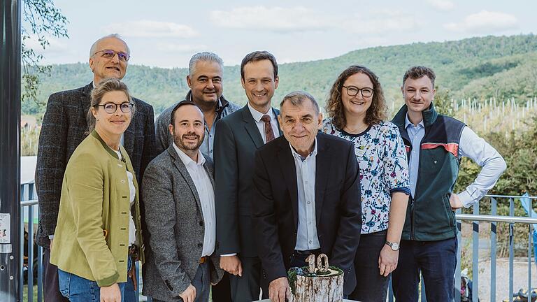 Zum 10. Geburtstag des Steigerwald-Zentrums gab es eine besondere Torte.(von links): Andreas Leyrer, ehem. Forstlicher Leiter Steigerwald-Zentrum; Barbara Ernwein, Leiterin Forstbetrieb Ebrach; Daniel Vinzens, 1. Bürgermeister Markt Ebrach; Claus Seifert, 1. Bürgermeister Scheinfeld; Florian Töpper, Landrat Schweinfurt; Oskar Ebert, ehem. Geschätsführer Trägerverein und Beiratsmitglied; Daniela Mahroug, Geschätsleitung Trägerverein; Louis Kalikstein, Forstlicher Leiter Steigerwald-Zentrum.