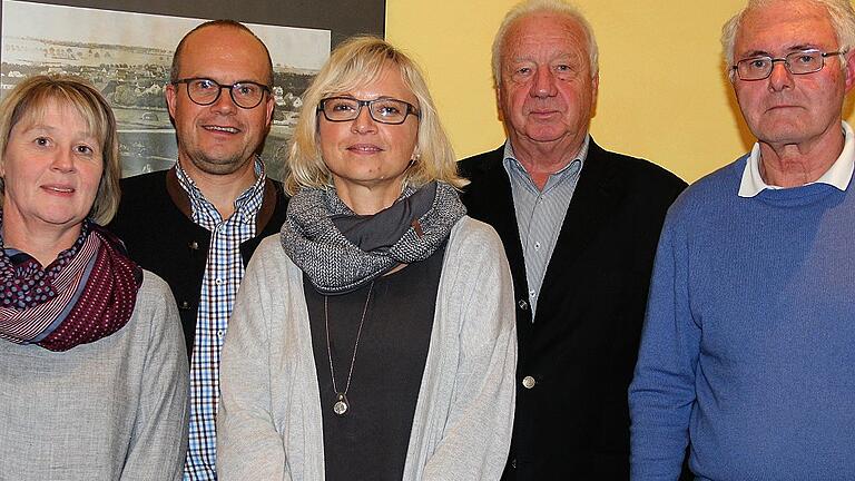 Führungswechsel beim Förderkreis Synagoge Urspringen (von links): Schatzmeisterin Sabine Eckert, Bürgermeister Volker Hemrich, Vorsitzende Christine Kasamas und ihr Vorgänger Leonhard Scherg sowie der bisherige Schatzmeister Peter Kausemann.