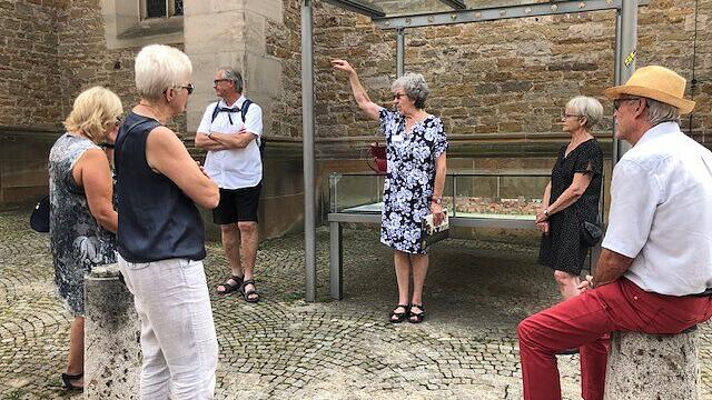 Eine Themenführung der besonderen Art präsentierte Stadtführerin Evamaria Bräuer (Bildmitte).