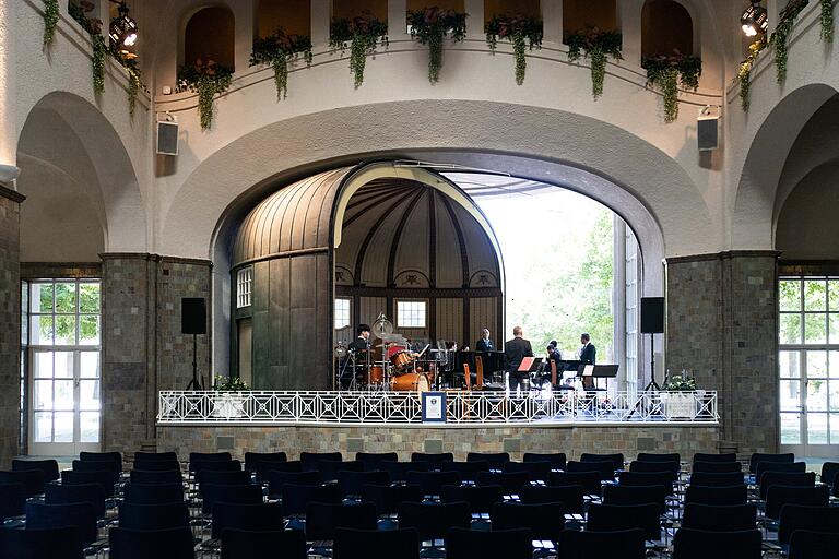 Der Clou der Wandelhalle, die 1910/1911 nach Plänen Max Littmanns errichtet wurde: Die&nbsp; Konzertmuschel hat nicht nur eine geniale Akustik, sie lässt sich auch nach außen kehren für Frischluft-Auftritte im Kurgarten.