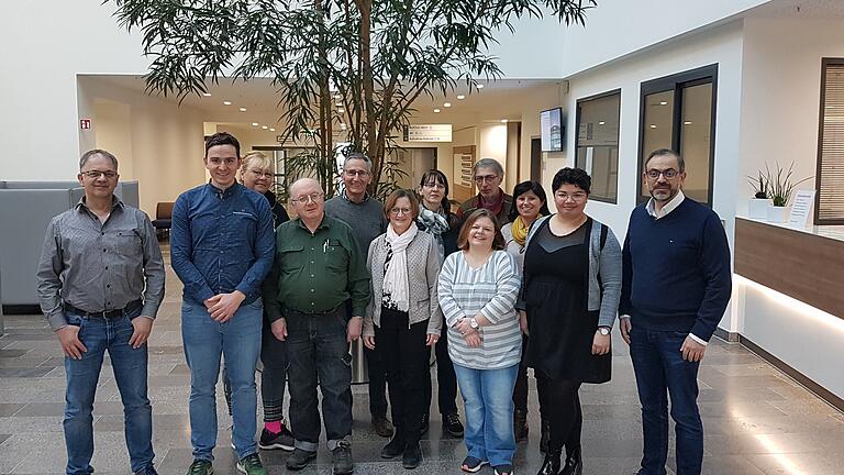 Ehrenamtliche Schlaganfallhelfer aus Lohr waren zur Schulung am Rhön-Klinikum Campus Bad Neustadt. Kursleiter Chefarzt Dr. Hassan Soda (Chefarzt der Klinik für Akutneurologie II/Stroke Unit und Intensivmedizin) (rechts) und Jürgen Steiner (Therapieleiter der Neurologischen Klinik) (links) begrüßen die Schulungsteilnehmer.