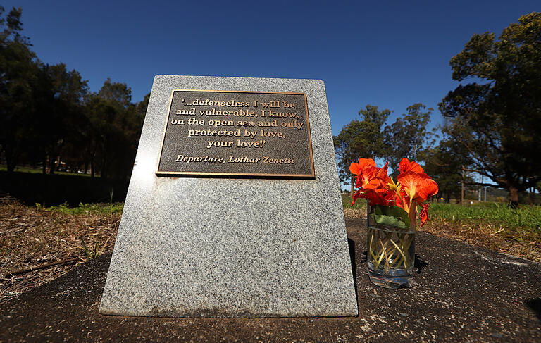 Eine Gedenktafel erinnert vor dem Centra Tourist Park in Lismore an die 2005 ermordete Rucksacktouristin Simone Strobel aus dem unterfränkischen Rieden.