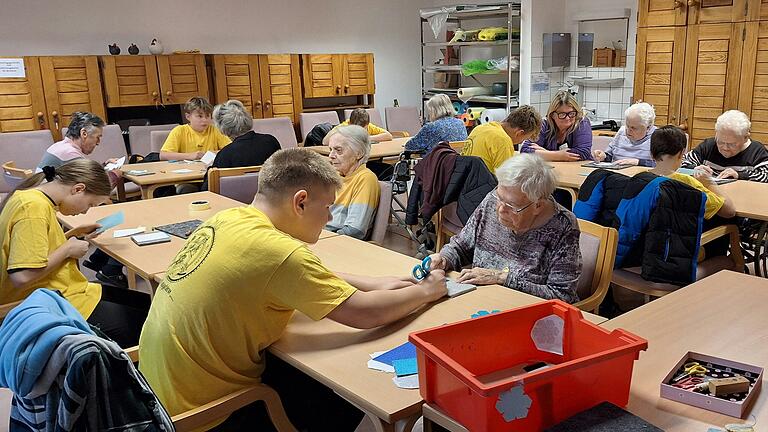 Ein gutes Miteinander zwischen Schülern und Senioren konnte man beim Adventsbasteln beobachten. Ein gutes Miteinander zwischen Schülern und Senioren konnte man beim Adventsbasteln beobachten.