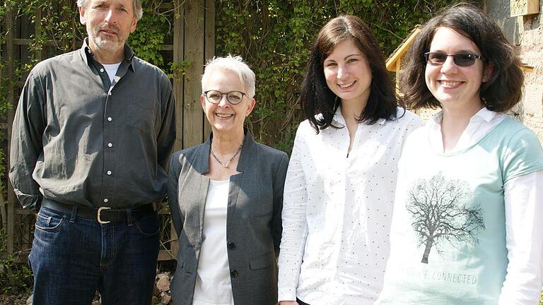 Die Universitäten Bamberg und Würzburg hat UBiZ-Leiterin Bettina Stroh in das Pilotprojekt im Auftrag des Umweltministeriums eingebunden: (von links) Prof. Dr. Fritz Reheis von der Uni Bamberg, Bettina Stroh, die neue pädagogische Mitarbeiterin des UBIZ, Dr. Christine Thorn, und Dr. Katrin Bissinger von der Uni Würzburg. Die Universitäten Bamberg und Würzburg hat UBiZ-Leiterin Bettina Stroh in das Pilotprojekt im Auftrag des Umweltministeriums eingebunden: (von links) Prof. Dr. Fritz Reheis von der Uni Bamberg, Bettina Stroh, die neue pädagogische Mitarbeiterin des UBIZ, Dr. Christine Thorn, und Dr. Katrin Bissinger von der Uni Würzburg.
