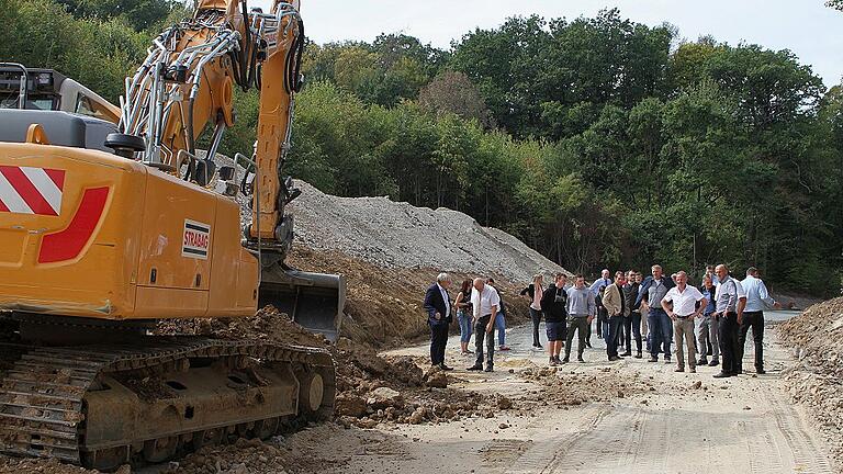 Der Bauausschuss sah sich die laufenden Maßnahmen an der HAS 56 Ebern-Einmündung Losbergsgereuth an. Der Bauausschuss sah sich die laufenden Maßnahmen an der HAS 56 Ebern-Einmündung Losbergsgereuth an.