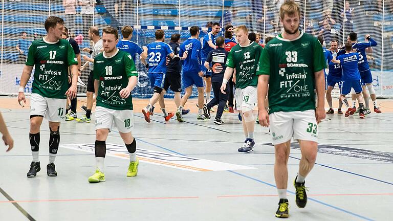 Hinten feiern Dormagener Spieler den 28:16-Sieg, vorne schleichen sich bedröppelte Rimparer von dannen. Hinten feiern Dormagener Spieler den 28:16-Sieg, vorne schleichen sich bedröppelte Rimparer von dannen.