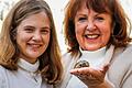 Martina Geutler (rechts) und ihre Tochter Lena Lilli freuen sich über Schildkröten-Nachwuchs.