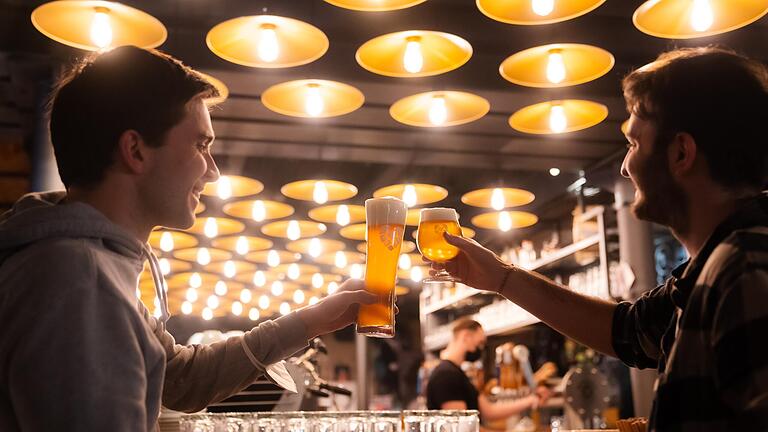Seit Mittwoch (9. Februar 2022) ist in Bayern die Sperrstunde um 22 Uhr in der Gastronomie wieder aufgehoben. Welche Lockerungen noch beschlossen wurden, erfahren Sie hier. Seit Mittwoch (9. Februar 2022) ist in Bayern die Sperrstunde um 22 Uhr in der Gastronomie wieder aufgehoben. Welche Lockerungen noch beschlossen wurden, erfahren Sie hier.