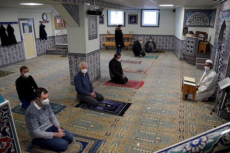 Hanifi Oymak (vordere Reihe, Zweiter von links), beim Gebet in der Lohrer Moschee. Hanifi Oymak (vordere Reihe, Zweiter von links), beim Gebet in der Lohrer Moschee. 