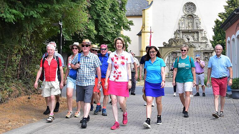 CSU-Bundestagsabgeordnete Anja Weisgerber (Mitte) auf Sommertour im Wahlkreis Schweinfurt, hier vor der Wallfahrtskirche in Dettelbach mit Parteifreunden und Bürgern.