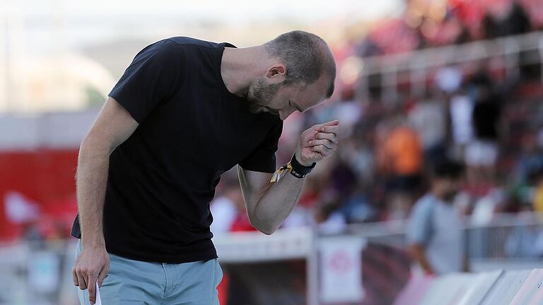 Sportdirektor Sebastian Neumann zieht nach Spielschluss symbolisch seinen Hut vor den nimmermüde anfeuernden Kickers-Fans im Block.