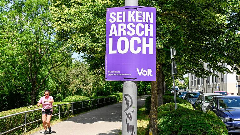 'Sei kein Arschloch': Mit Plakaten wie diesem traf die junge Partei Volt offenbar bei vielen Wählerinnen und Wählern in der Würzburger Innenstadt einen Nerv.