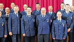 25 Jahre aktiv bei der Feuerwehr: die Geehrten mit Landrat Thomas Schiebel und Bürgermeister Alfred Frank (von links) sowie Kreisbrandrat Manfred Brust und Kreisbrandinspektor Peter Schmidt