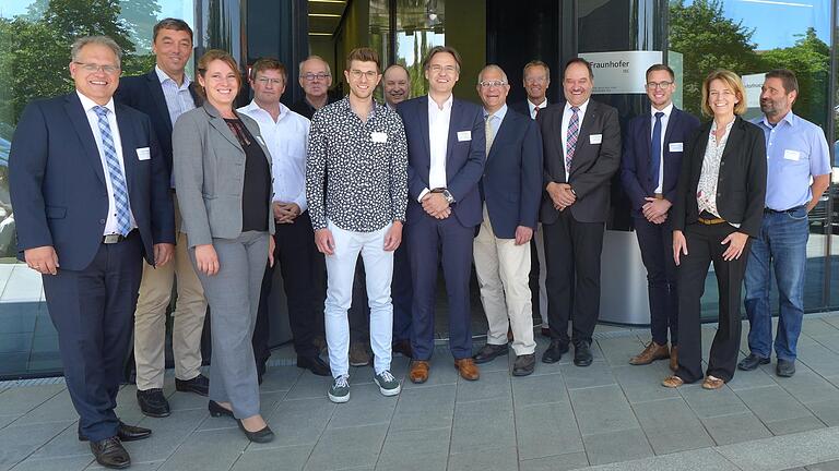 Die Referenten und Akteure des dritten Energiegipfels Mainfranken-Tauberfranken vor dem Fraunhofer ISC in Würzburg mit Frank Messerer (Bayerisches Wirtschaftsministerium), IHK Präsident Klaus D. Mapara, IHK-Hauptgeschäftsführer Ralf Jahn, Gerhard Sextl (Leiter des Fraunhofer ISC) und Christoph Sinnegger vom Wirtschaftsministerium Baden-Württemberg.