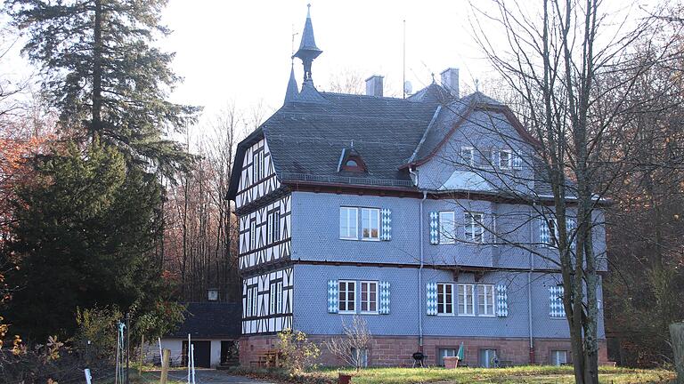 Steht seit&nbsp; August zum Verkauf: Das Jagdschloss Luitpoldshöhe bei der Autobahnraststätte Rohrbrunn.