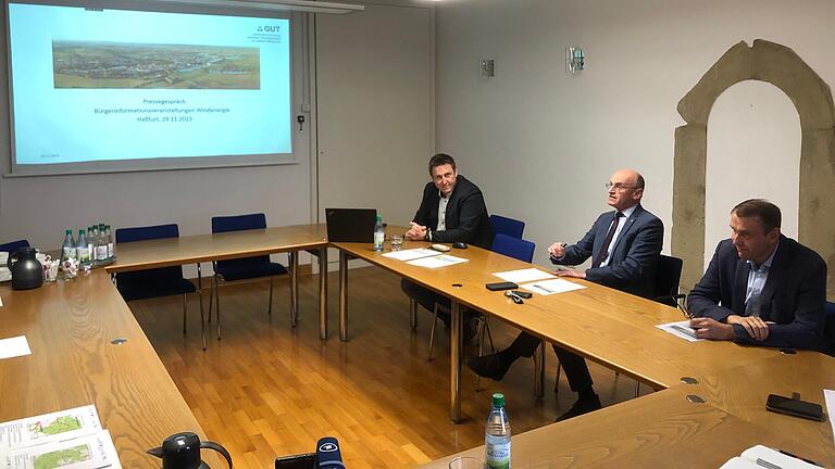 Pressekonferenz im Landratsamt: Laut Landrat Wilhelm Schneider geht an der Errichtung von Windkraftanlagen im Landkreis Haßberge kein Weg vorbei.