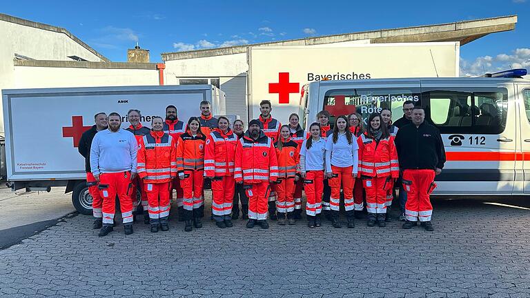 18 Helfer aus ganz Unterfranken bestanden den Lehrgang Betreuungsdienst in Kitzingen. Hier im Bild mit ihren Ausbildern.