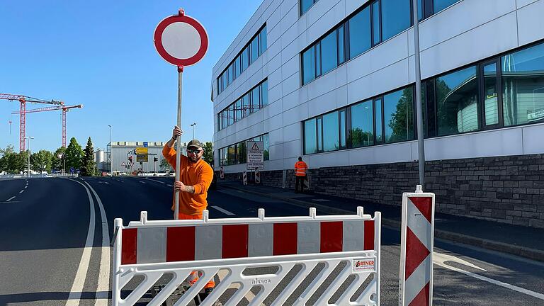 Der Umbau der BayWa-Kreuzung hat begonnen: Am Montag wurden gegen 9 Uhr die Schilder aufgestellt und die Kreuzung gesperrt.