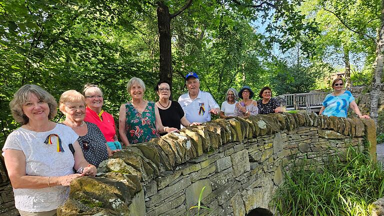 Im schottischen Garten im Landesgartenschau-Gelände 1990: Schotten und Würzburger erinnern gemeinsam an Bruce Kelly, der über 30 Jahre Brücken zwischen Dundee und Würzburg geschlagen hat: George Laidlaw (6. von links) mit Elke Wagner von der DBG (5. von links), sowie Loretta Tietze (UBB) und Erna Schmidt (Freundeskreis Würzburg-Dundee), beide ganz links.